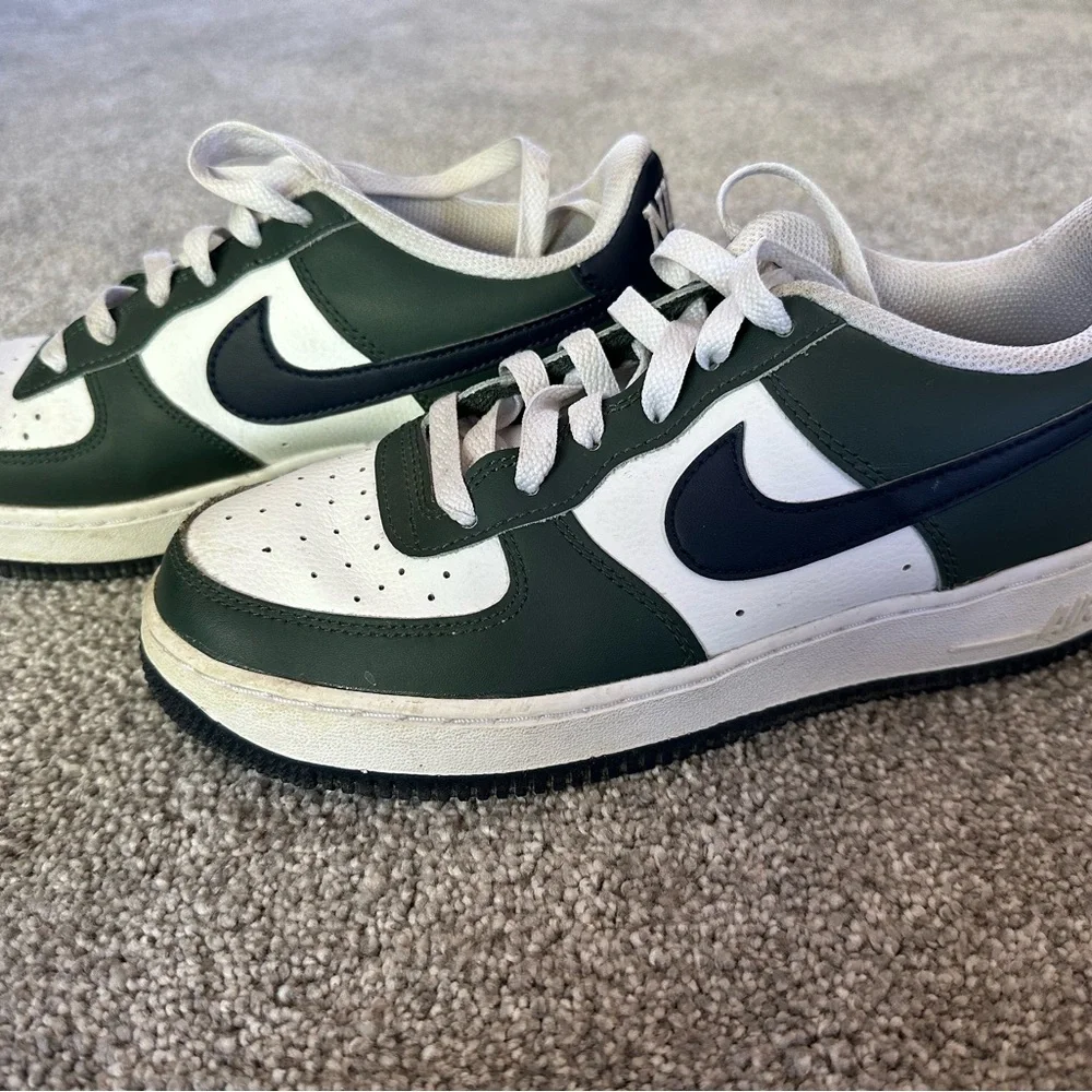 Nike Kids Low-Top Sneakers in Dark Green, White, and Navy